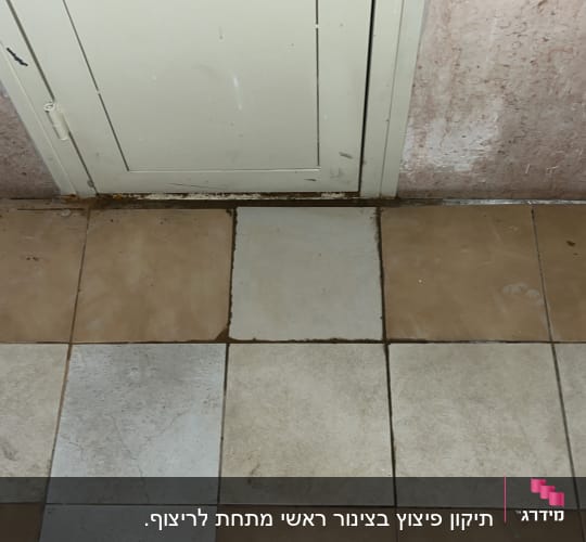 אריחים על רצפה ליד דלת ארון